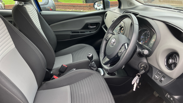 Toyota Yaris 1.5 VVT-i Icon Tech 5dr Petrol Hatchback